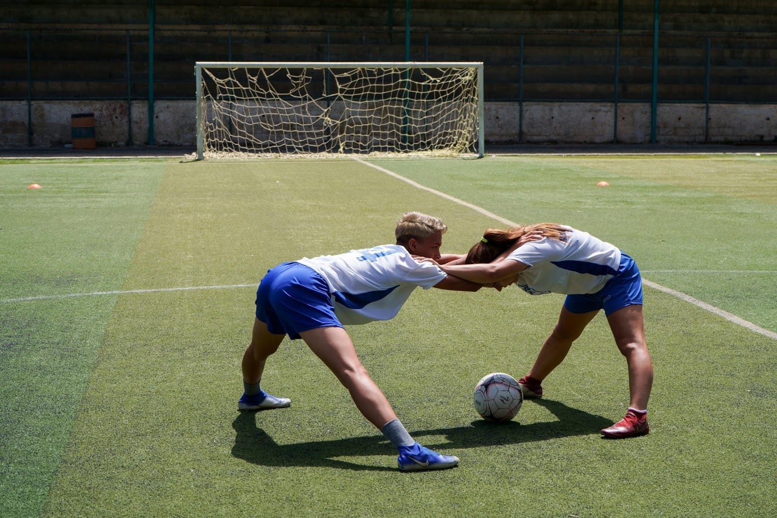 Emperatriz García (izquierda) y una compañera de equipo durante un entrenamiento, el 2 de febrero de 2021. Foto: Yadira Pérez