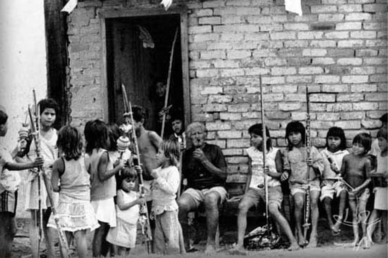 Indígenas ao redor de um não-indígena