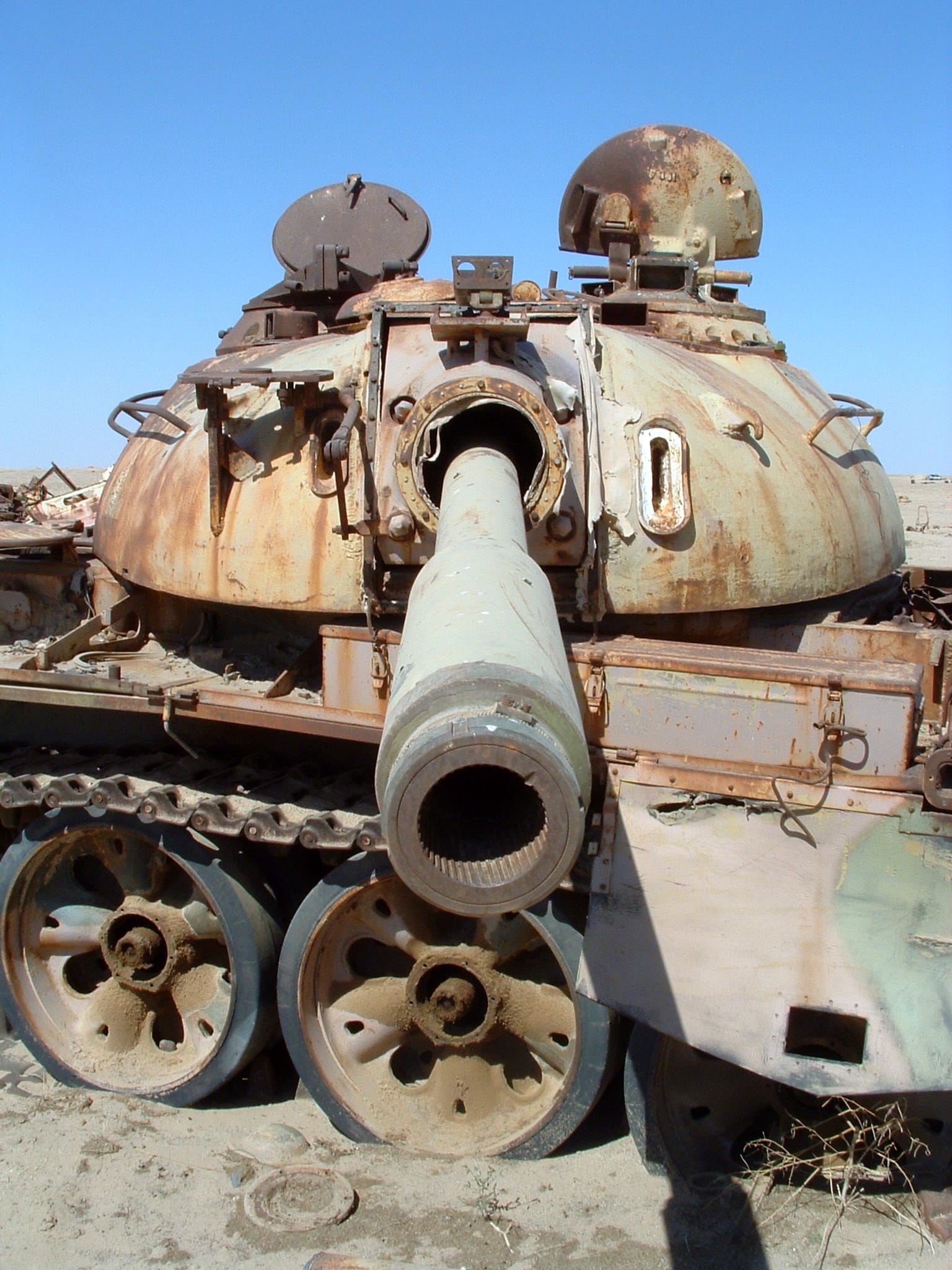 Rusting_tank_at_the_Highway_of_Death_in_Iraq