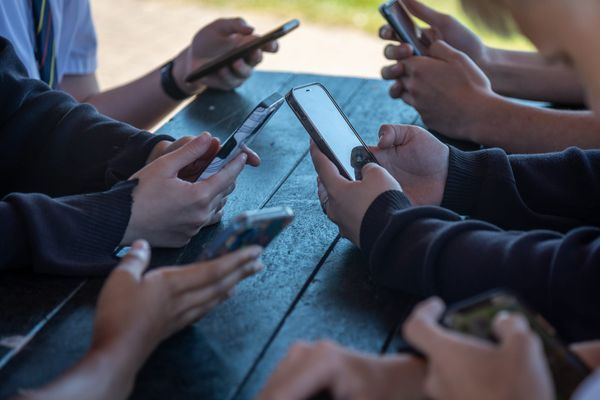 Podemos prohibir las redes sociales, pero igual tenemos que reconstruir lo social