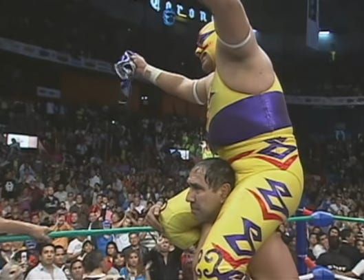 Blue Panther and Villano V Take the Apuestas to Its Emotional Peak