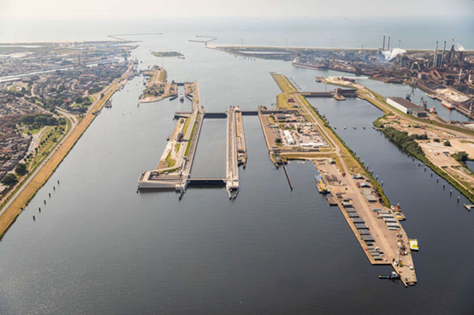 Afb1Sluizencomplex IJmuiden met in het midden Zeesluis IJmuiden