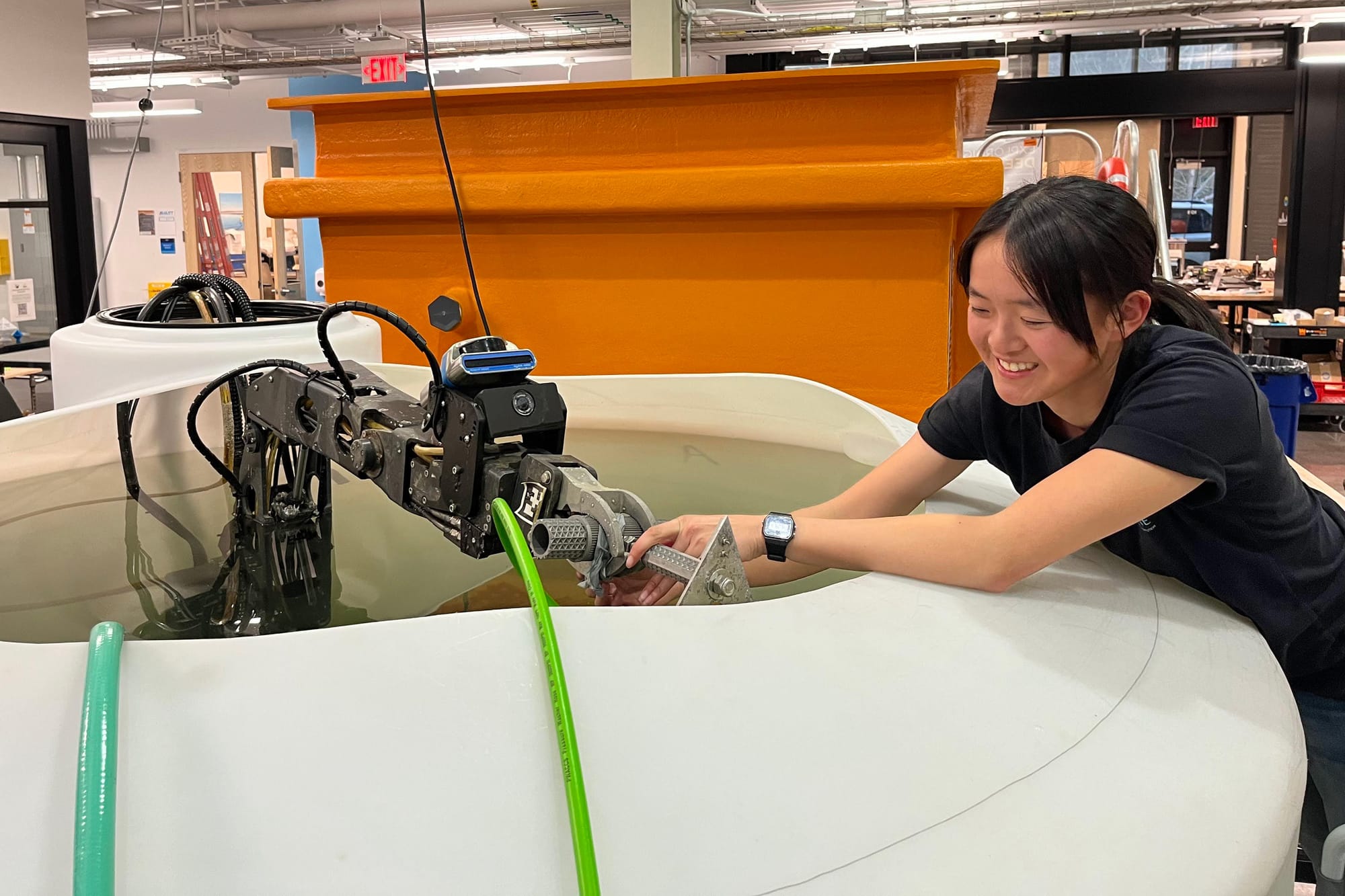 Promovenda Amy Phung met de Sonar-MASt3R robot op het George and Wendy David Center for Ocean Innovation van het WHOI | Foto Justin Ossolinski/Woods Hole Oceanographic Institution