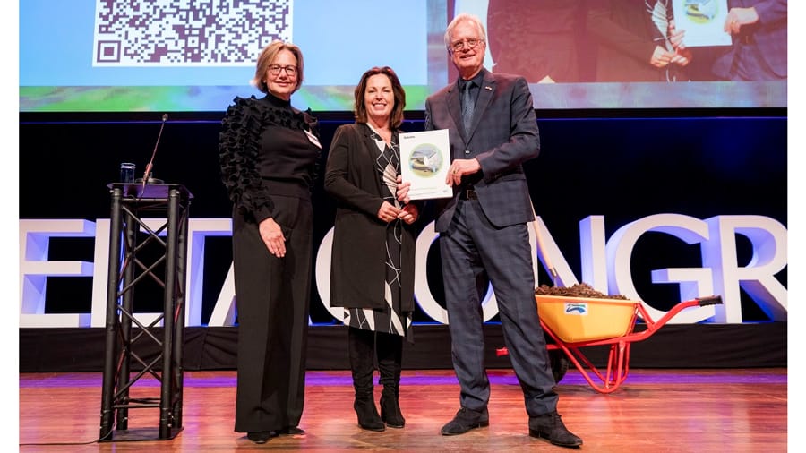 Deloitte onderzoek overhandigd 900