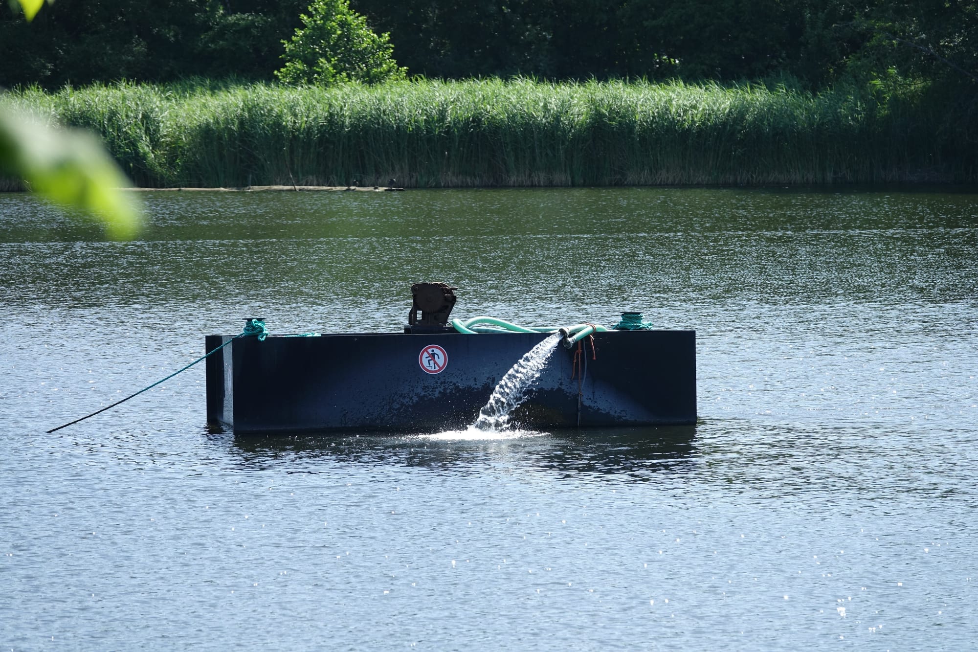 Drijver met pomp waaronder ijzerzandfilter hangt foto Arjen Koomen