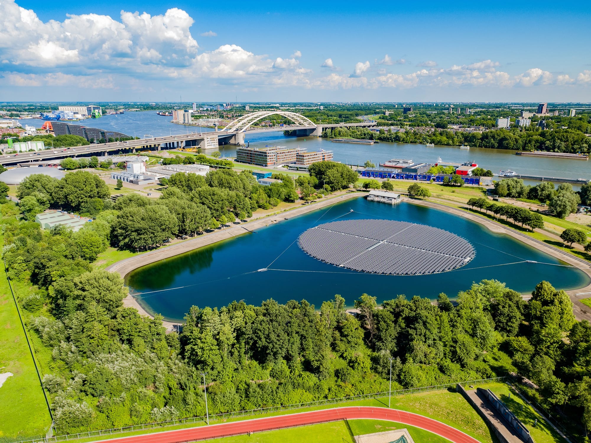 Evides Zonnepark op het water Brienenoord