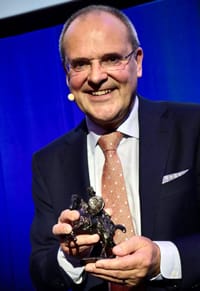 Guiljo van Nuland met beeld 