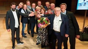 Winnende team met trofee