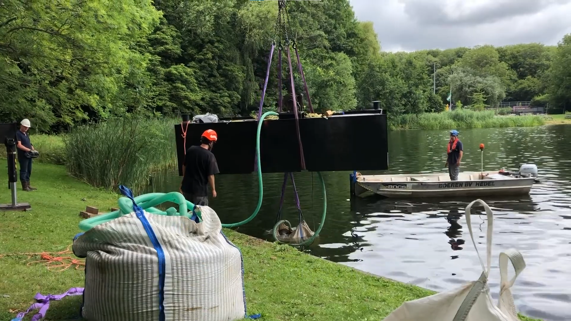 foto te water laten drijver met big bag bron Delfland