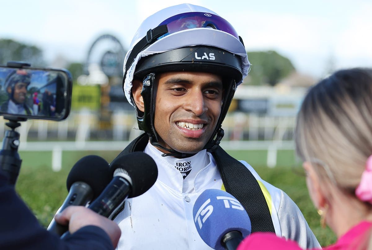 Simon scores first win