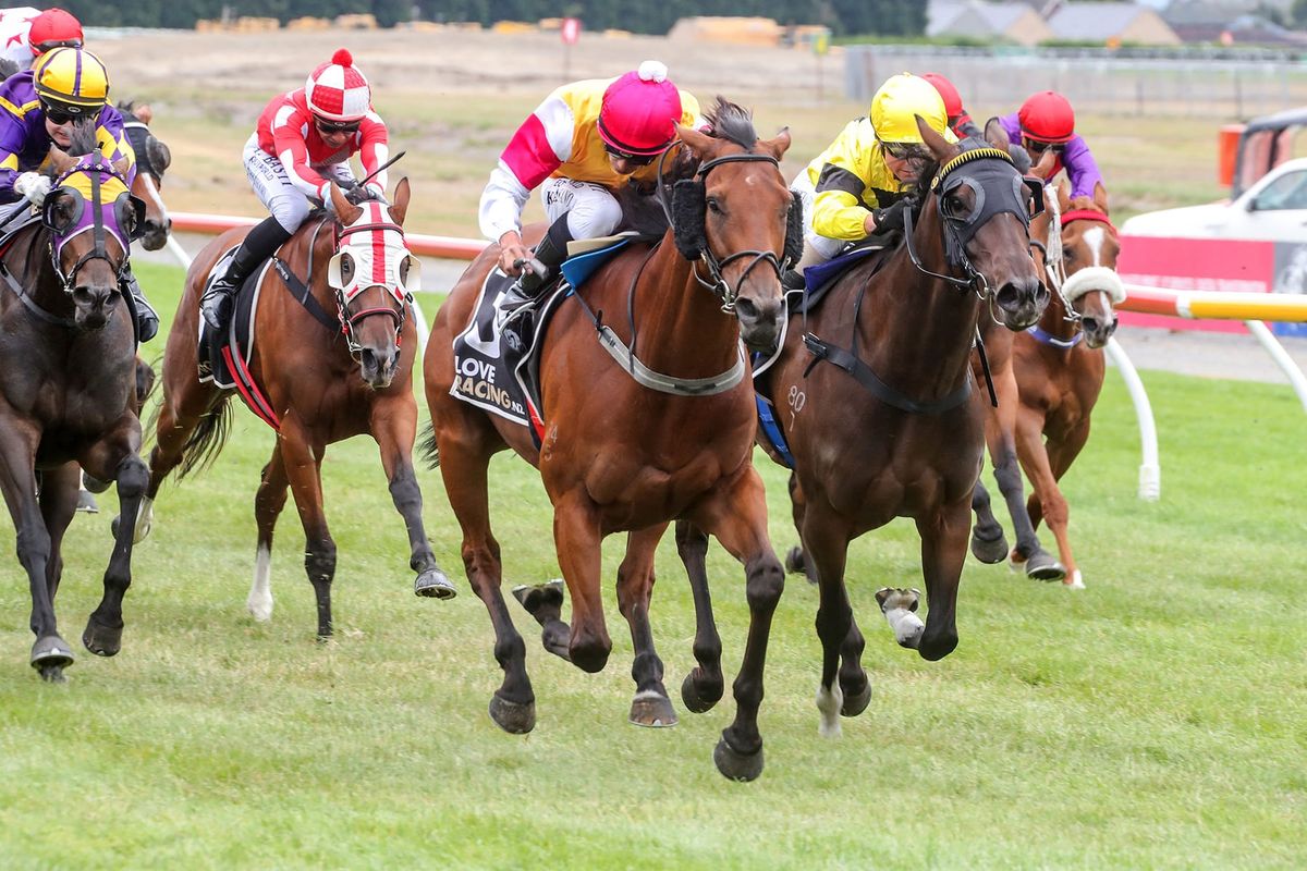 Home quinella for Carston