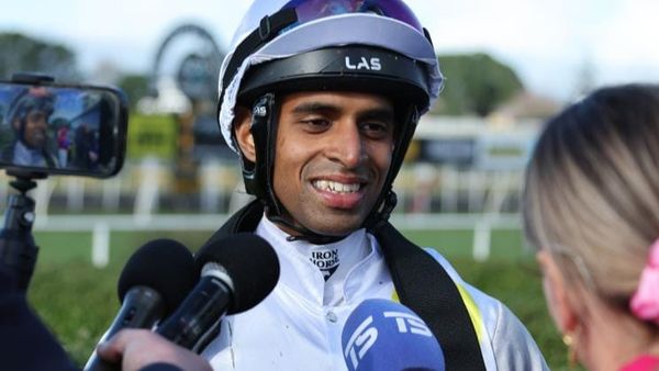 Simon scores first win