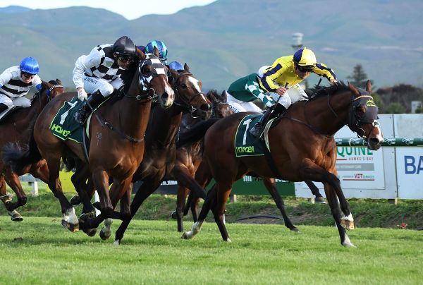 Waitak defends his crown in Howden Insurance Mile