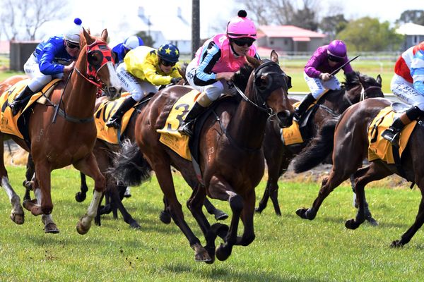 Sharrock unbeatable in early going on home turf