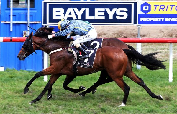 London Banker prevails in stirring finish