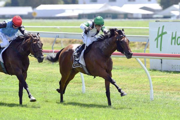 Pike toasts Roederer’s maiden victory