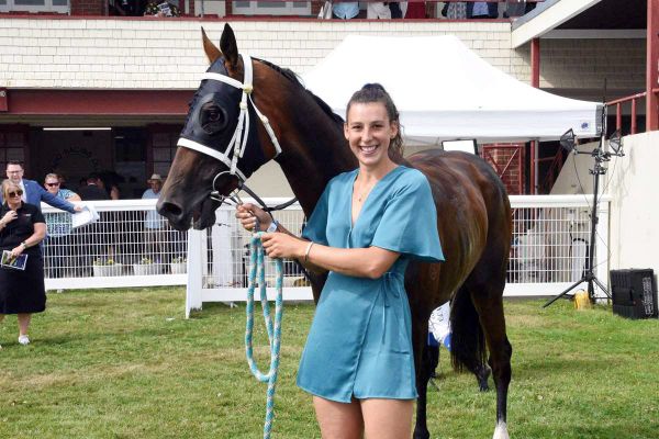 Turner holds strong hand at home meeting