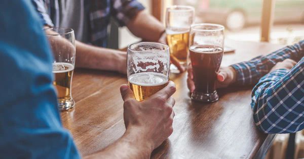 Il consumo di alcol espone gli uomini a un rischio maggiore di sviluppare la gotta rispetto alle donne