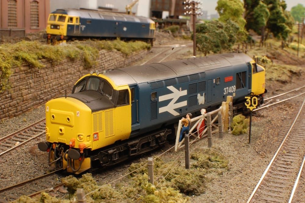 Shelf Layouts for OO Gauge: What Actually Fits on 12 Inches of Wall Space