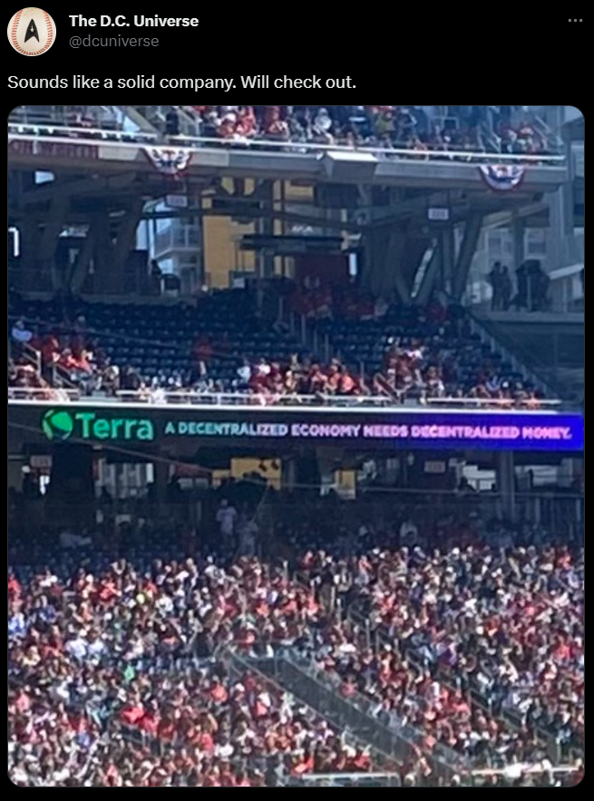 A tweet with a photo of the Terra advertising banner.