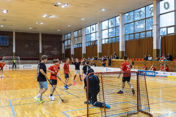 Tvoje dieťa má viac energie než zásuvka? Pošli ho na florbal.