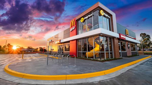 Na Ščedrú večeru Big Mac. Gratulujeme si. Zbohom vývar, vítaj polystyrén.