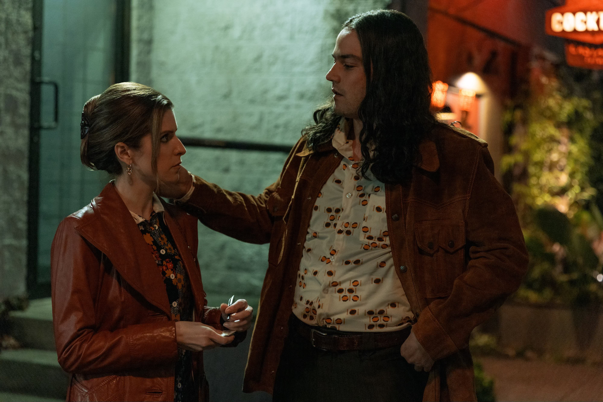 Cheryl Bradshaw (Anna Kendrick) and Rodney Alcala (Daniel Zovatto) in Woman of the Hour