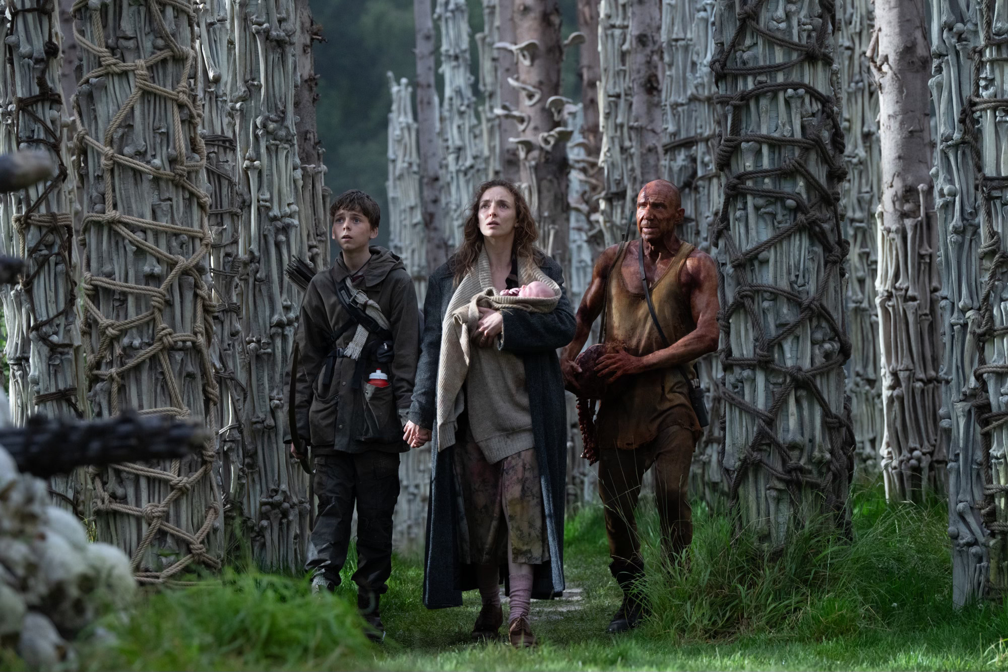 Spike (Alfie Williams), Isla (Jodie Comer) and Dr. Kelson (Ralph Fiennes) in 28 Years Later