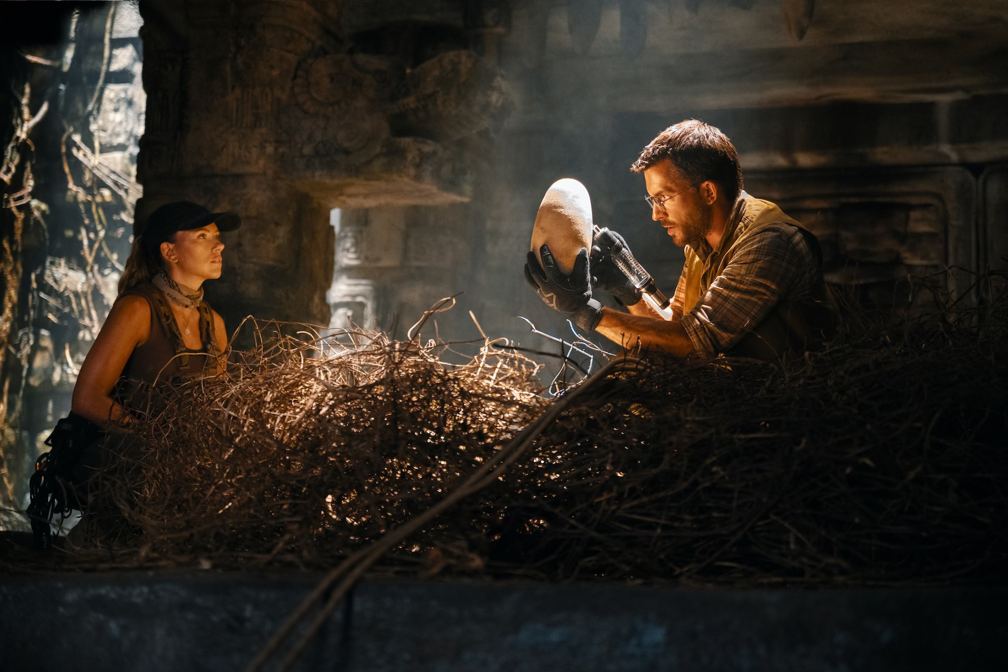 Zora Bennett (Scarlett Johansson) and Dr. Henry Loomis (Jonathan Bailey) in Jurassic World: Rebirth