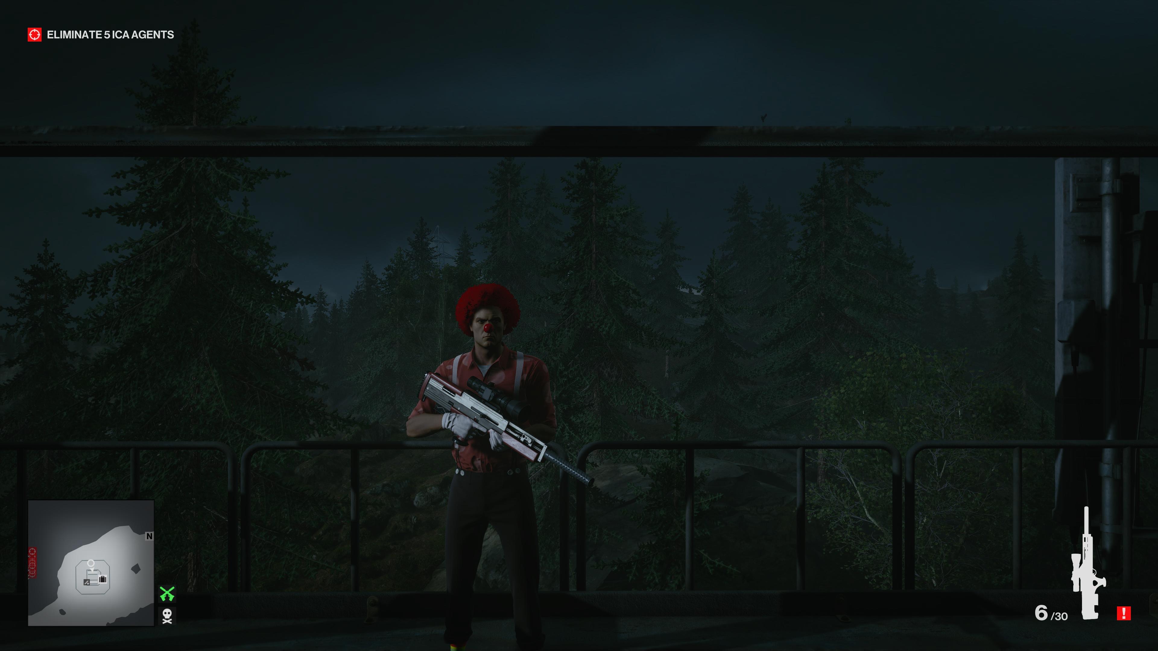 Agent 47 dressed as a clown in Hitman 3