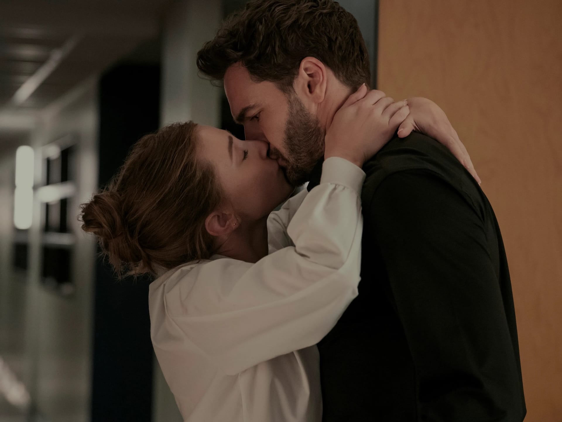 Olive (Lili Reinhart) kisses Adam in The Love Hypothesis