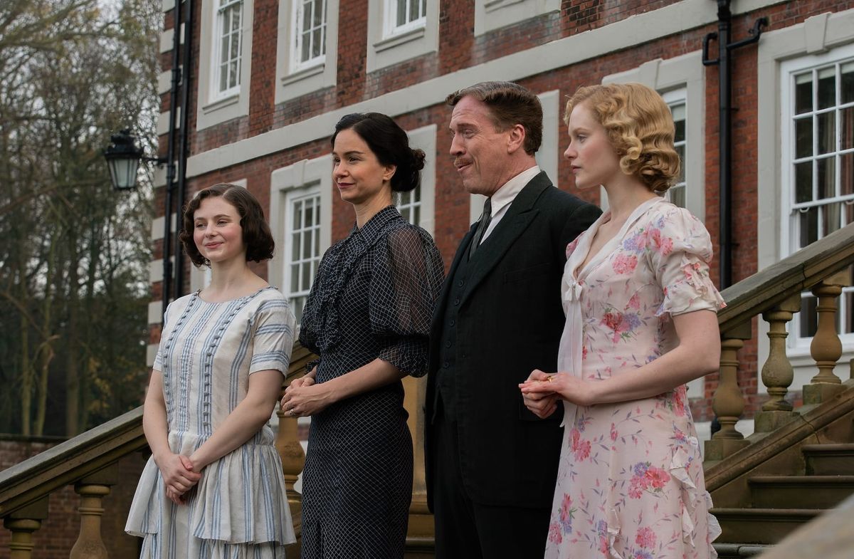 Thomasin McKenzie, Katherine Waterston, Damian Lewis, and Emma Laird in Fackham Hall
