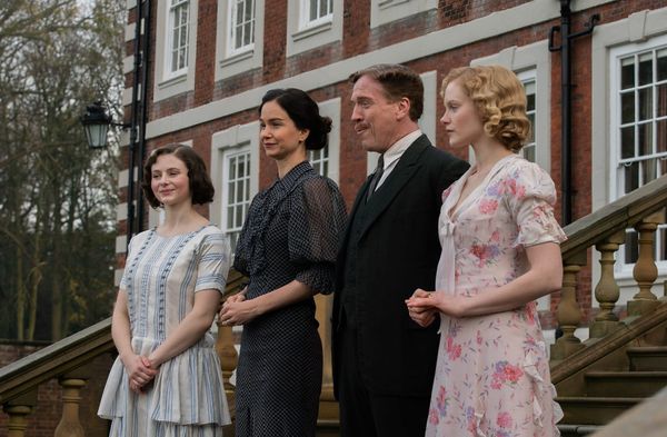 Thomasin McKenzie, Katherine Waterston, Damian Lewis, and Emma Laird in Fackham Hall