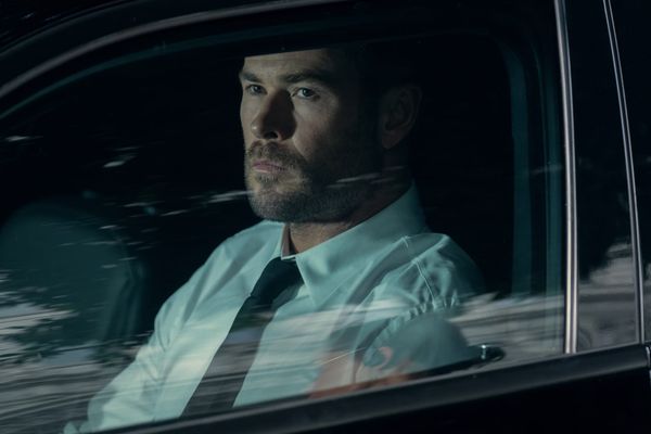 Chris Hemsworth as Davis in Crime 101