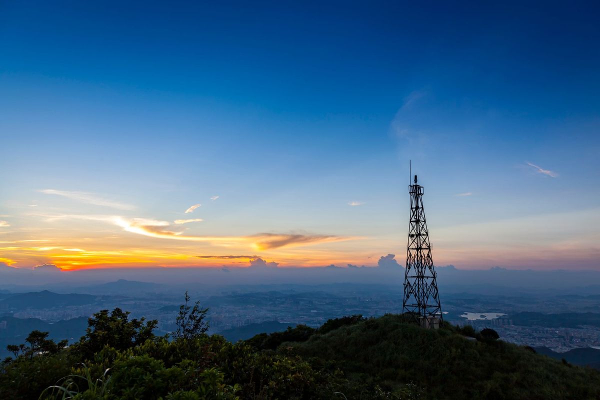 Cellular vs. Starlink: Which Makes Sense for You in 2026?
