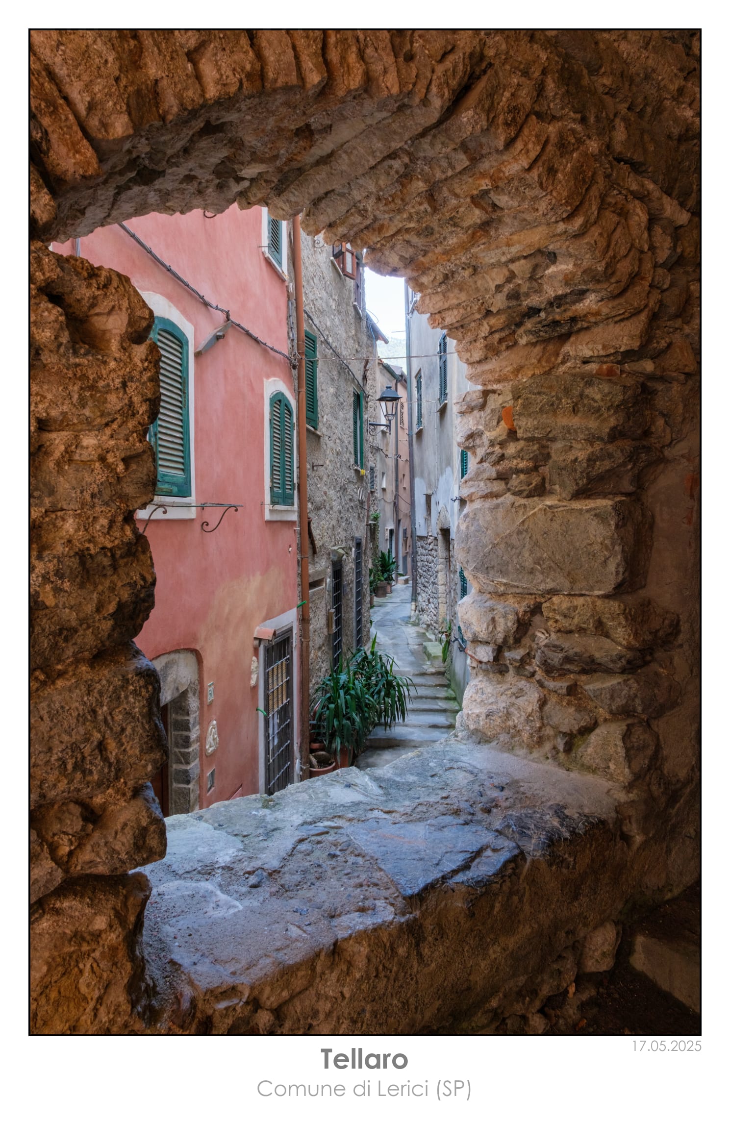 I vicoli stretti di Tellaro che si inerpicano tra le case