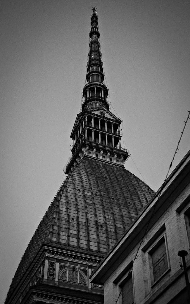 Fotografia al tramonto della Mole Antonelliana di Torino utilizzando la simulazione pellicola FRGMT B&W per fotocamere Fujifilm