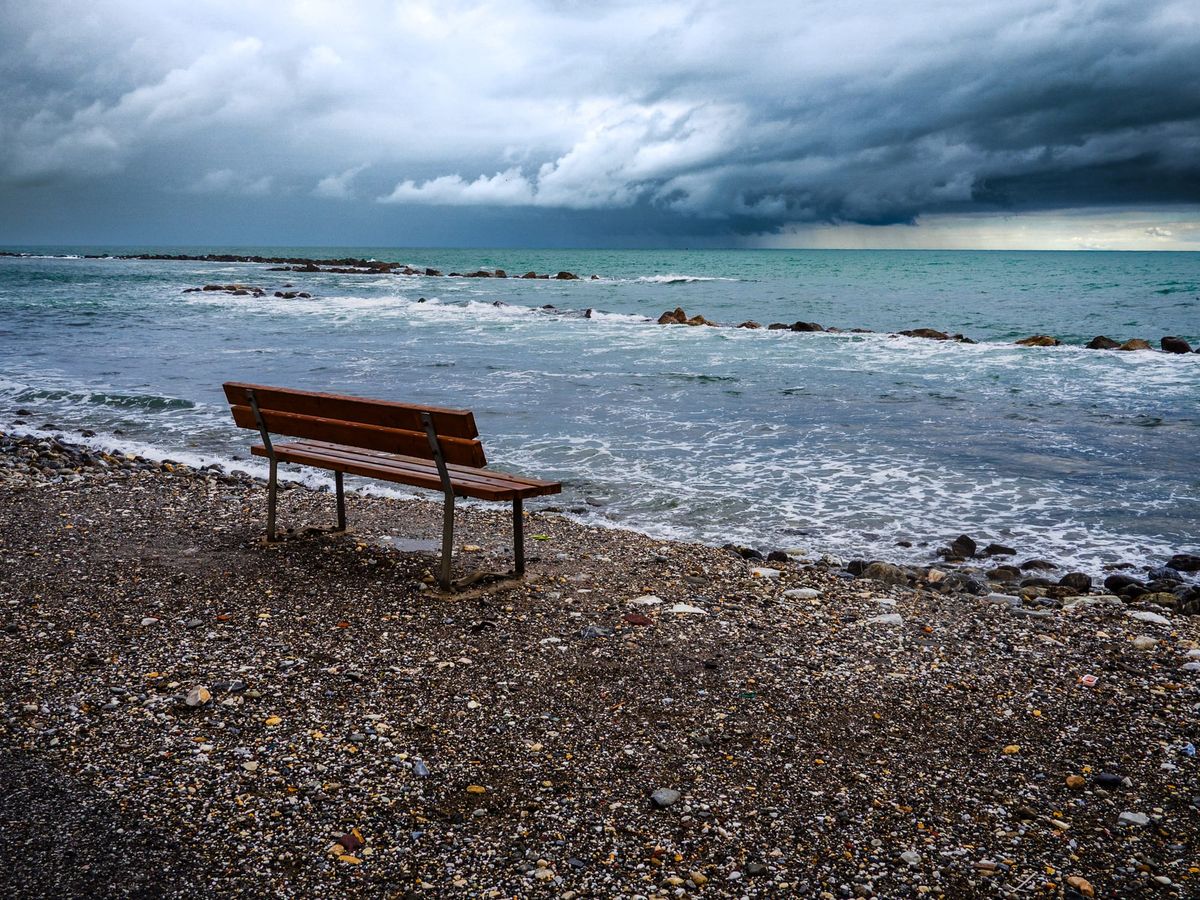 Una Domenica mattina, tempo incerto e a tratti piove. Lungomare marina di Massa