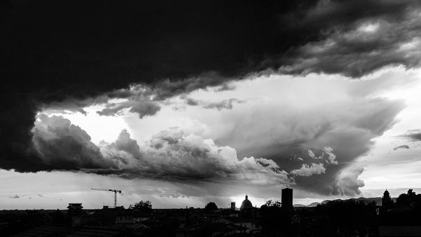 La fine di un'altra estate, panorama di Pietrasanta con un temporale in arrivo