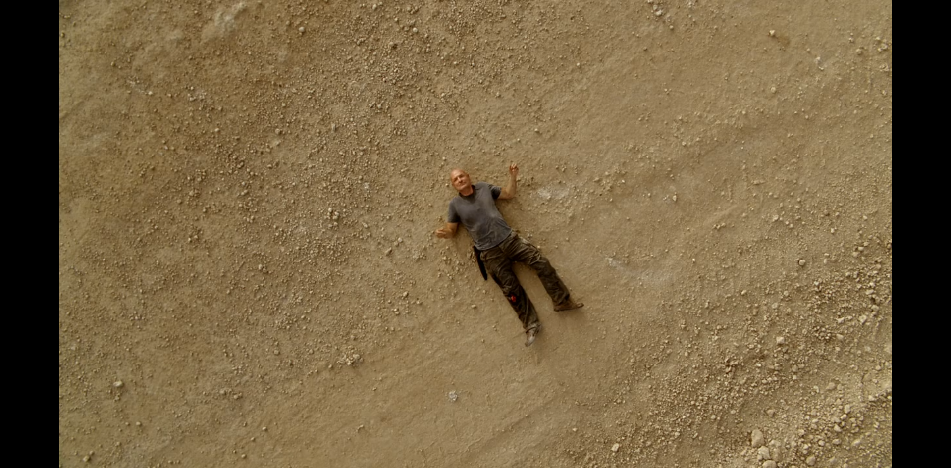 Locke seen from above, lying in the Tunisian desert