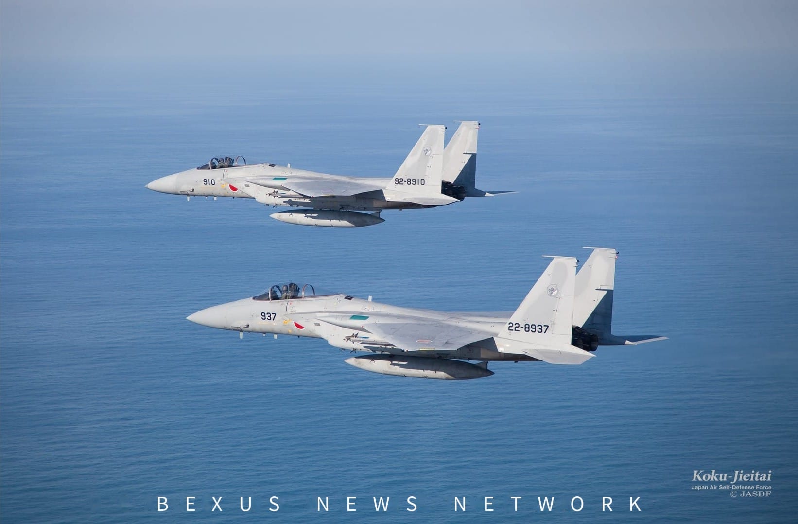 자위대와 미군은 10월 14일 오키나와 북서쪽 동중국해 상공에서 F-15·E-767·F-22 전술훈련을 실시했다
