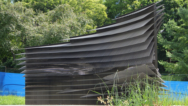 The finished VoC monument kept from the public
