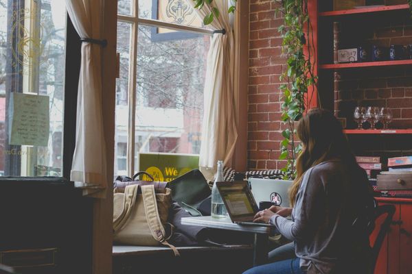 Woman working on a laptop in a coffee shop
