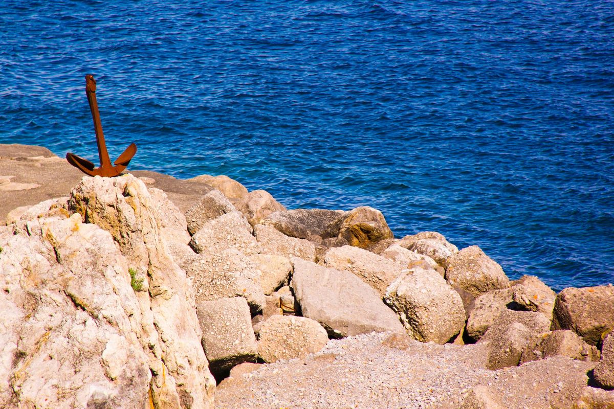 Anchoring (and retrieving anchor) in rocky anchorages