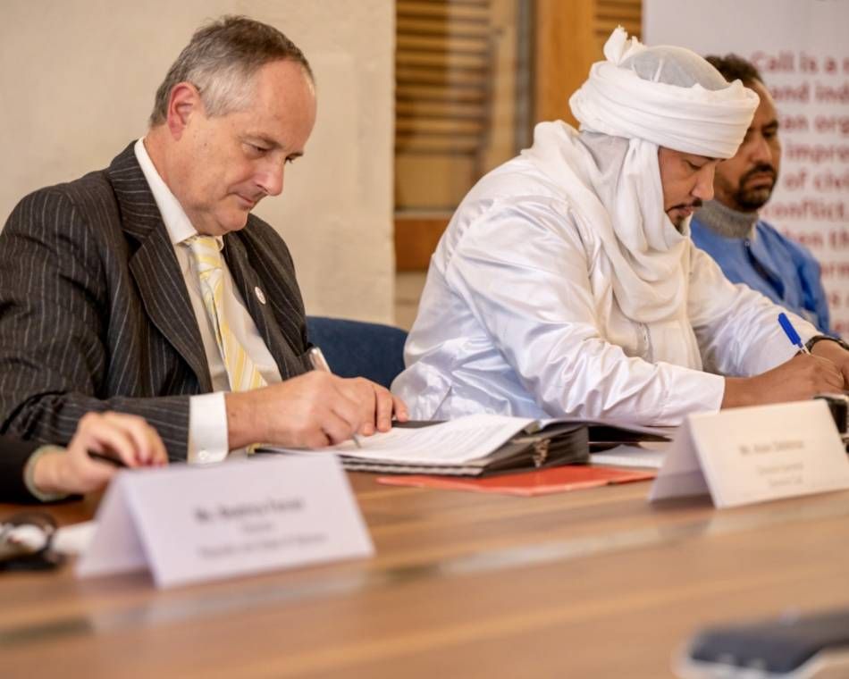 Geneva Call’s General Director Alain Délétroz signs an agreement with the Coordination of Azawad Movements in Mali