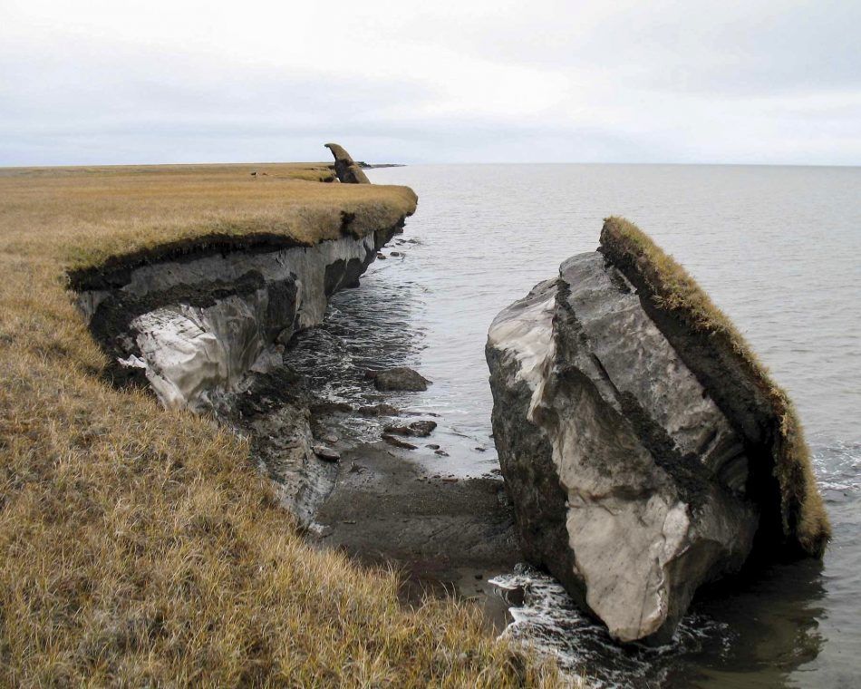 A collapsed block of permafrost along Drew Point, Alaska (AN/Benjamin Jones)