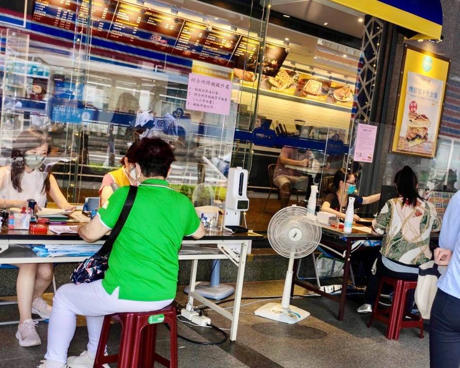 Tax authorities in Taiwan offer walk-up services to avoid confined spaces where COVID-19 could spread