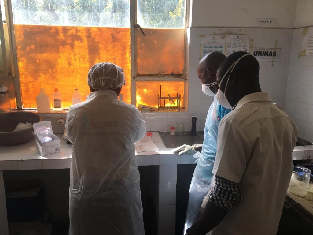 Epidemiologists training to use cholera rapid diagnosis tests in Sofala, Mozambique in March 2019.