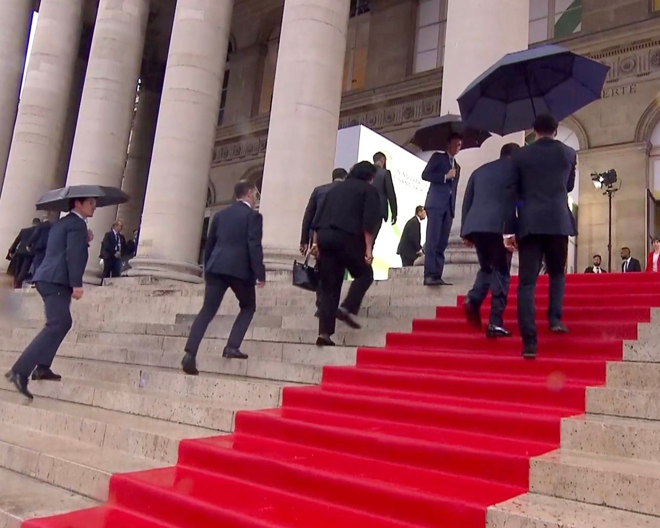 Macron calls for "public finance shock" to curb climate pollution