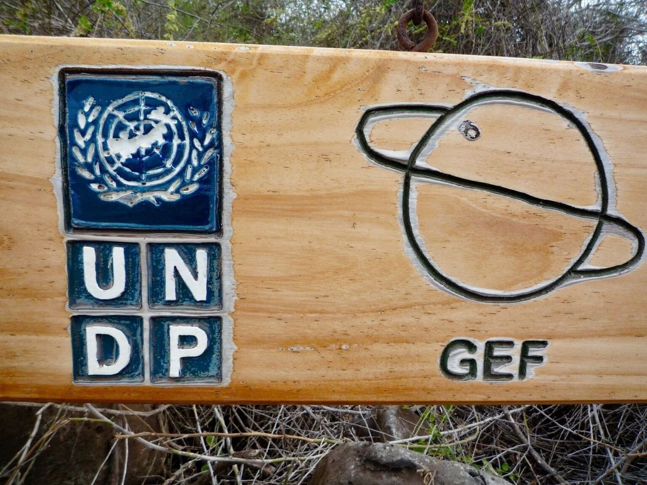 A sign at a GEF-funded project led by UNDP in the Galápagos Islands